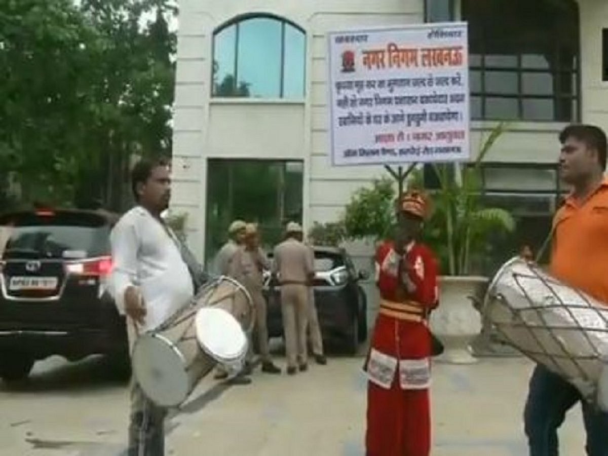 बकाएदारों के यहां बैंड बजाकर टैक्स वसूल रहा लखनऊ नगर निगम, तीन दिन में वसूले 21 लाख रुपए, देखें वीडियो