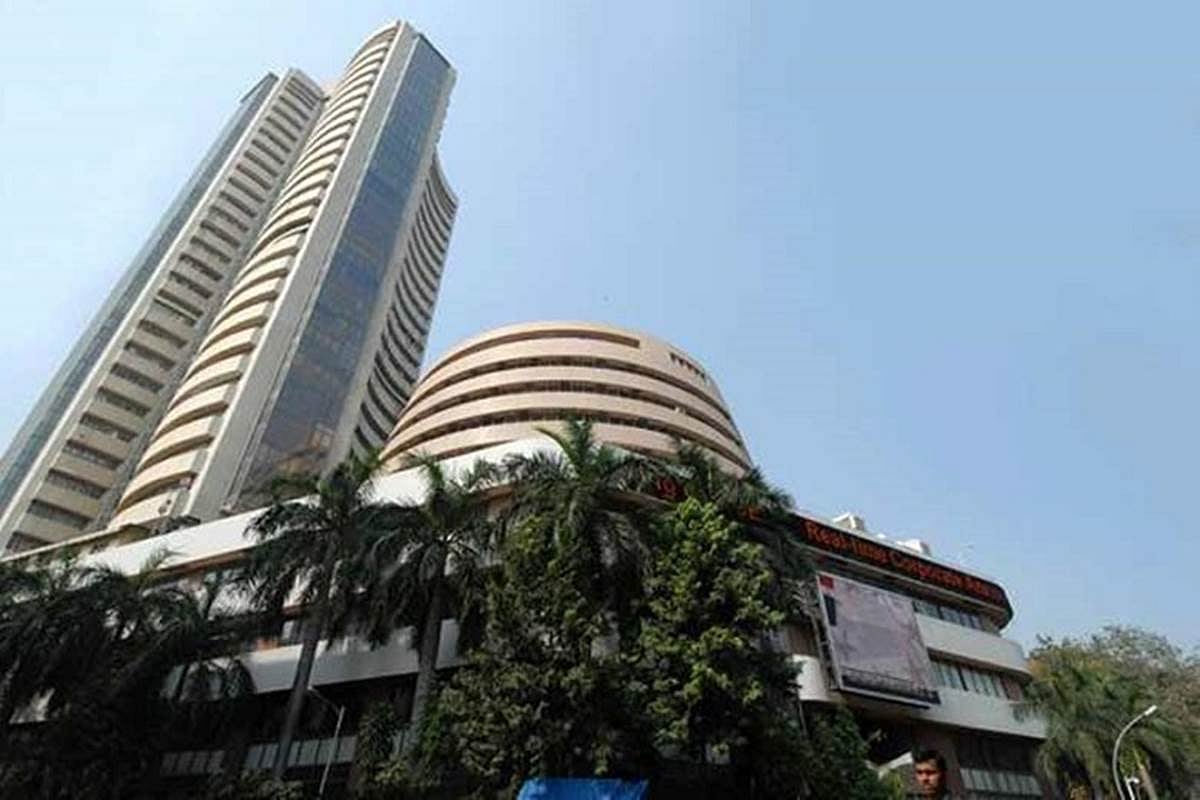 लाल निशान पर बंद हुआ शेयर बाजार, सेंसेक्स 318 और निफ्टी 90 अंक तक टूटे, 5 साल के निचले स्तर पर पहुंचा यस बैंक