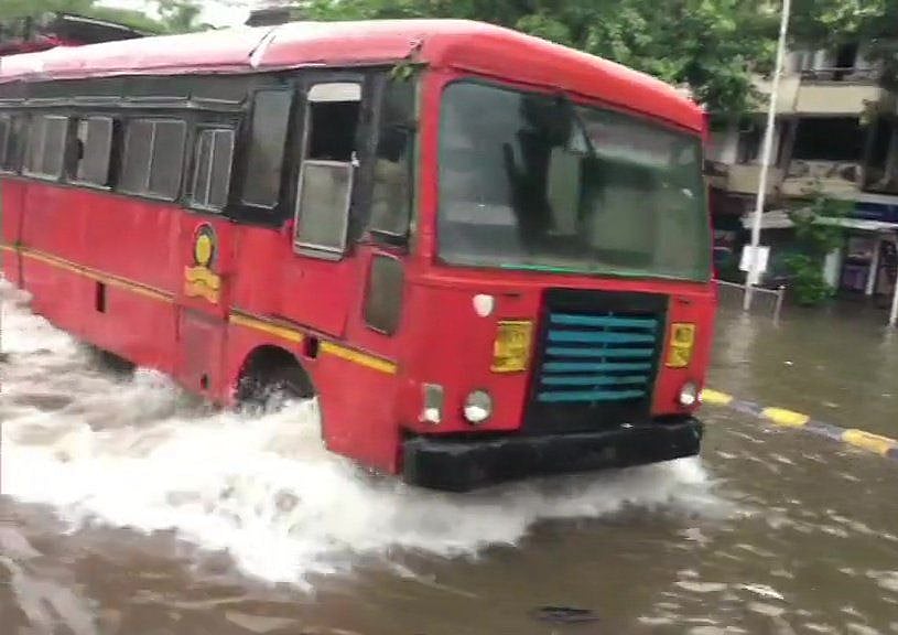 तस्वीरों में देखें बारिश से बेहाल मुंबई, सड़कों पर गाड़ियों की जगह मछलियां, एयरपोर्ट  और रेलवे ट्रैक भी डूबा
