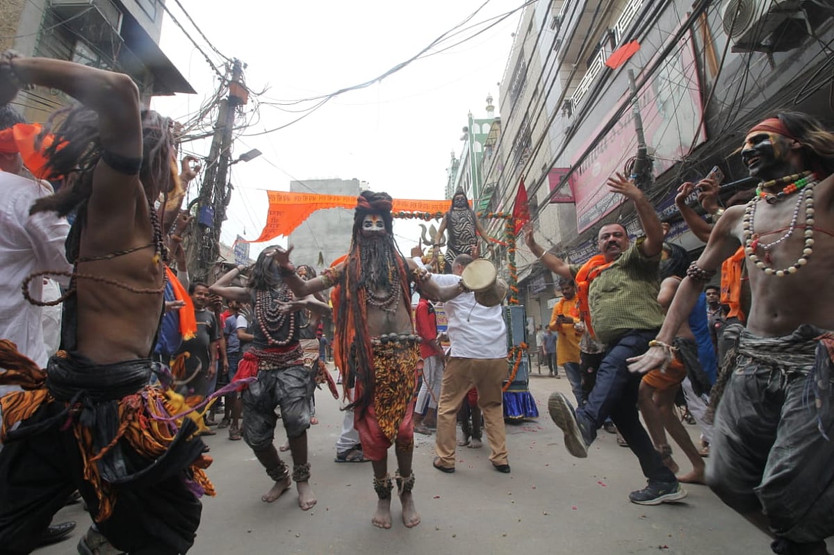 दिल्ली: हौज काजी में संप्रादायिक विवाद के बाद दिखी अनोखी तस्वीर, शोभा यात्रा में मुस्लिम समुदाय ने परोसा खाना