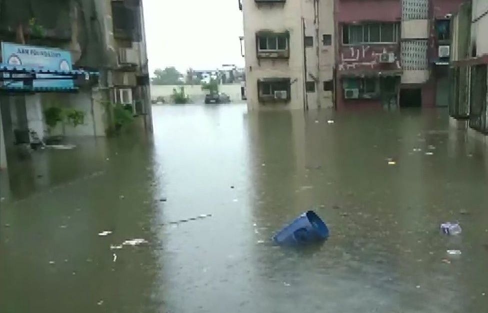 तस्वीरों में देखें बारिश से बेहाल मुंबई, सड़कों पर गाड़ियों की जगह मछलियां, एयरपोर्ट  और रेलवे ट्रैक भी डूबा