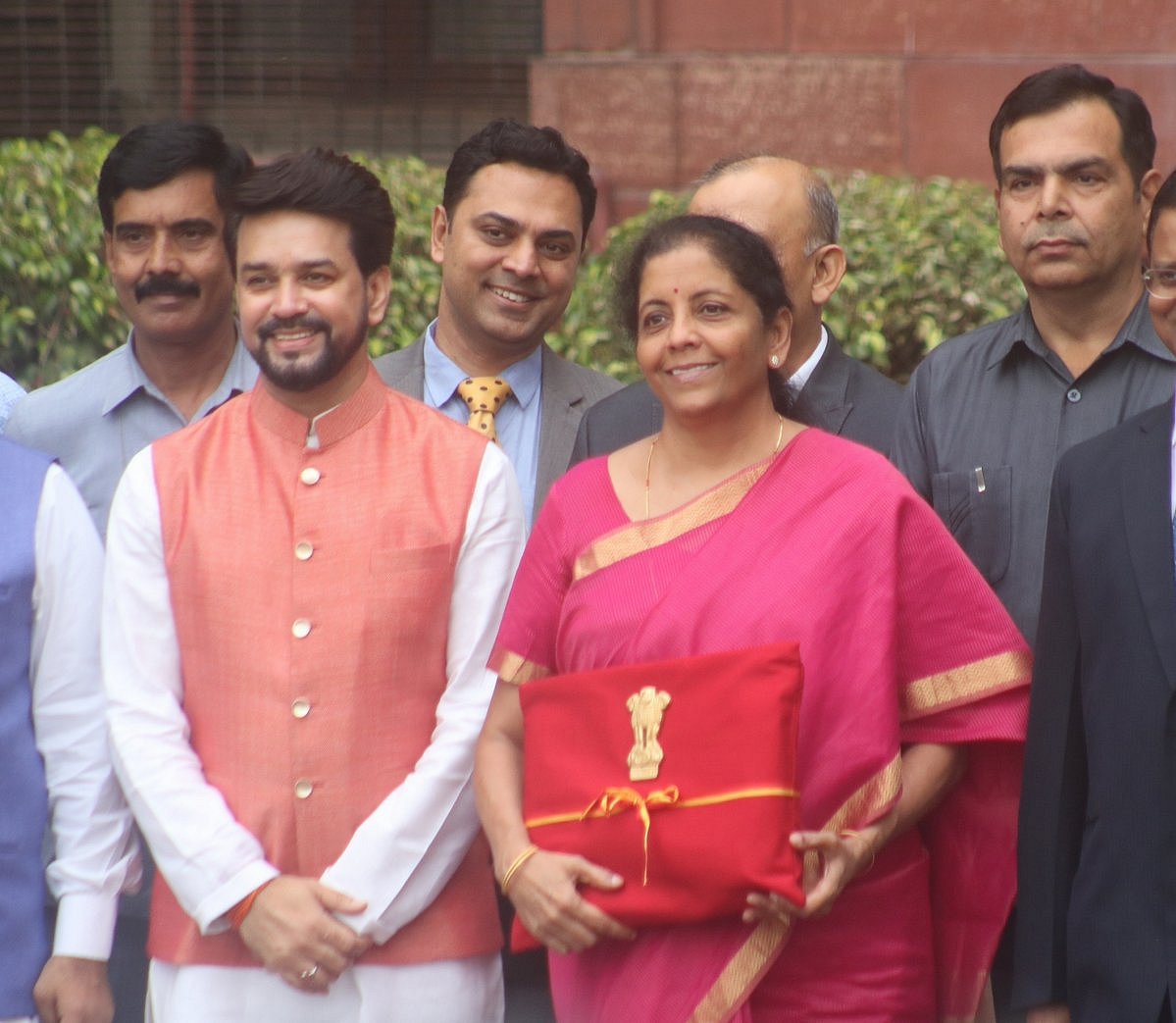 निर्मला सीतारमण ने तोड़ी ‘ब्रीफकेस परंपरा’, लाल कपड़े में दिखा बहीखाता, जानें कब-कब बदले ब्रीफकेस के रंग