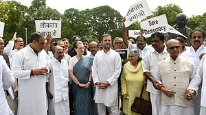 कर्नाटक संकट पर कांग्रेस का संसद परिसर में प्रदर्शन, राहुल-सोनिया गांधी हुए शामिल, लगे ‘लोकतंत्र बचाओ’ के नारे