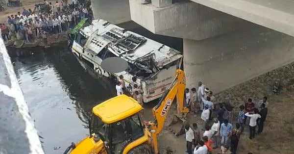ड्राइवर, रूट और स्पीड को लेकर बड़ी  लापरवाही, आखिर यमुना एक्सप्रेस-वे पर 29 लोगों की मौत का जिम्मेदार कौन?