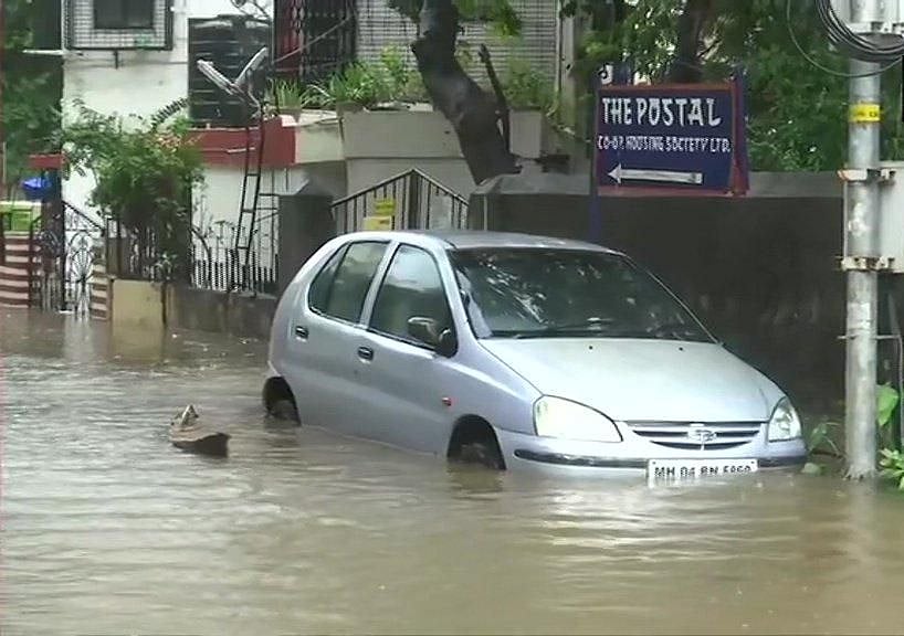 तस्वीरों में देखें मुंबई में भारी बारिश से लोग बेहाल, सड़कों से लेकर घरों तक पानी-पानी, रेलवे ट्रैक डूबा