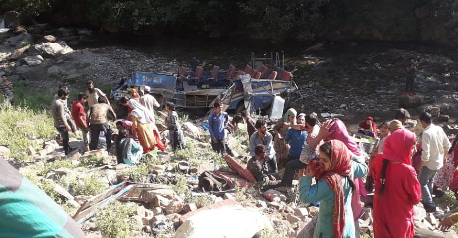जम्मू कश्मीर:  किश्तवाड़ में बड़ा सड़क हादसा, खाई में बस गिरने से 35 लोगों की मौत, कई लोग घायल