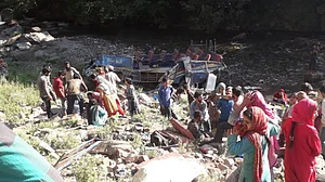 जम्मू कश्मीर: किश्तवाड़ में बड़ा सड़क हादसा, खाई में बस गिरने से 35 लोगों की मौत, कई लोग घायल