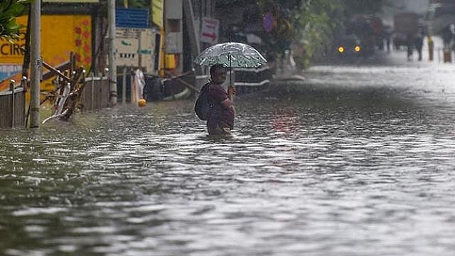 देश का आधा हिस्सा बारिश और बाढ़ की चपेट में, कहीं सड़कें जलमग्न तो कहीं डूब गए पूरे गांव, जनजवीन अस्त व्यस्त