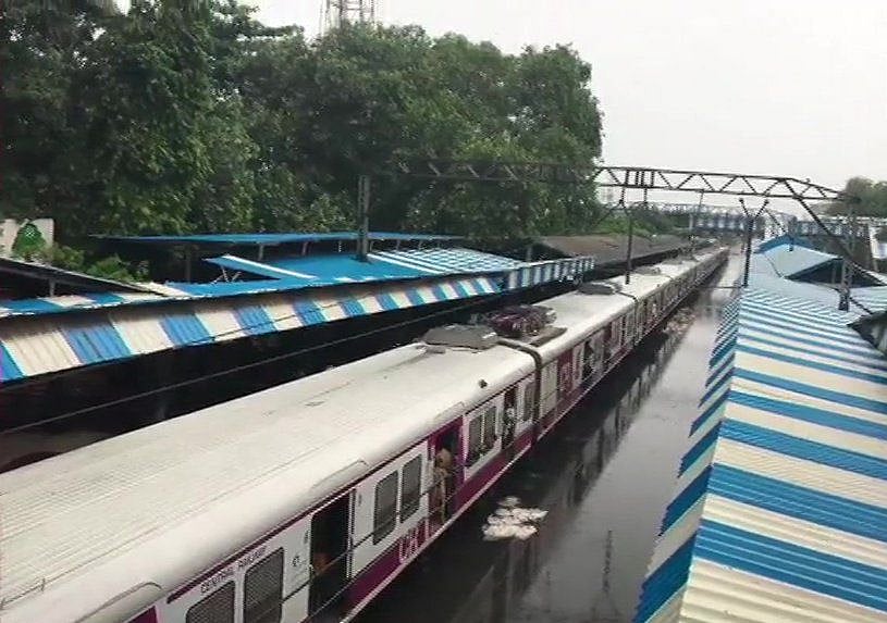 तस्वीरों में देखें बारिश से बेहाल मुंबई, सड़कों पर गाड़ियों की जगह मछलियां, एयरपोर्ट  और रेलवे ट्रैक भी डूबा