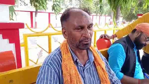वीडियो: अलीगढ़ में रामायण-गीता पढ़ने पर  मुस्लिम शख्स की पिटाई, तोड़ डाला हारमोनियम