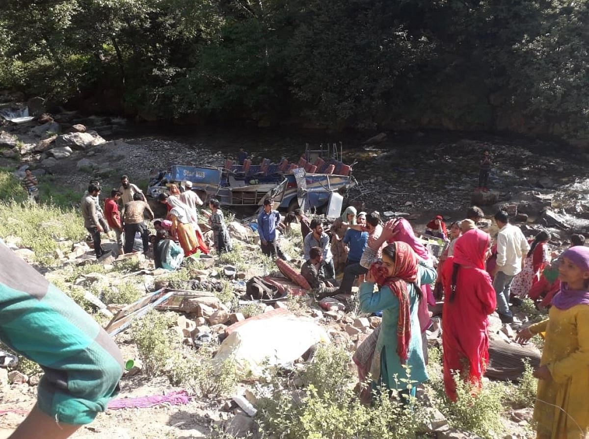 नवजीवन बुलेटिन: जम्मू में खाई में गिरी बस, 35 की मौत और नोएडा में सेक्स रैकेट का भंडाफोड़, चार बड़ी खबरें