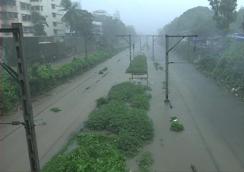 तस्वीरों में देखें मुंबई में भारी बारिश से लोग बेहाल, सड़कों से लेकर घरों तक पानी-पानी, रेलवे ट्रैक डूबा
