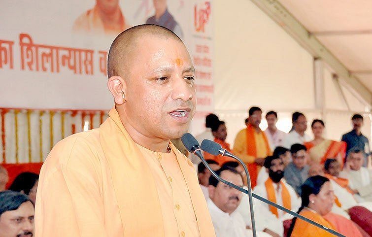 यूपी में योगी सरकार ने पहले सेल्फी न भेजने वाले शिक्षकों का वेतन काटने का लिया फैसला, अब किया ये बदलाव