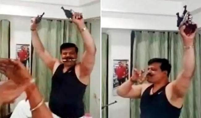 वीडियो: बीजेपी के ‘रंगबाज’ विधायक का ‘तमंचे पर डिस्को’, वीडियो वायरल, पत्रकार को दी थी जान से मारने की धमकी