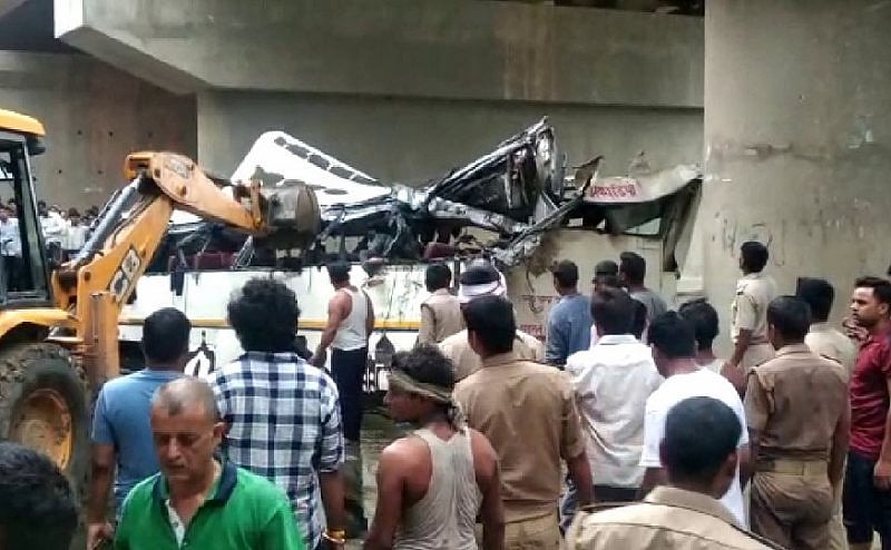 ड्राइवर, रूट और स्पीड को लेकर बड़ी  लापरवाही, आखिर यमुना एक्सप्रेस-वे पर 29 लोगों की मौत का जिम्मेदार कौन?