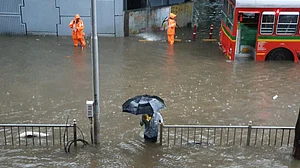 तस्वीरों में देखें मुंबई में भारी बारिश से लोग बेहाल, सड़कों से लेकर घरों तक पानी-पानी, रेलवे ट्रैक डूबा
