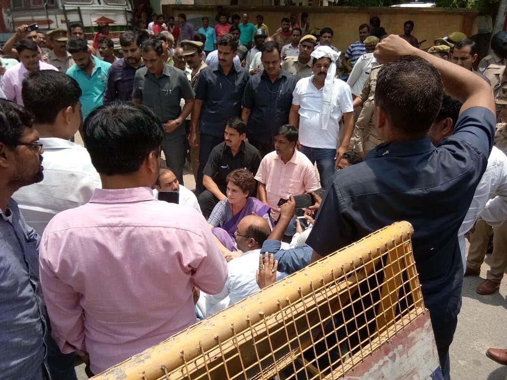 रात भर प्रियंका को मनाते रहे योगी के अफसर, लेकिन सोनभद्र हत्याकांड के पीड़ितों से मिले बिना लौटने से किया इनकार