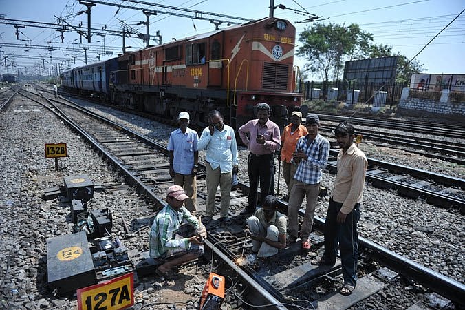मोदी राज में सरकारी नौकरी पर भी मार, रेलवे में होगी 3 लाख कर्मचारियों की छंटनी