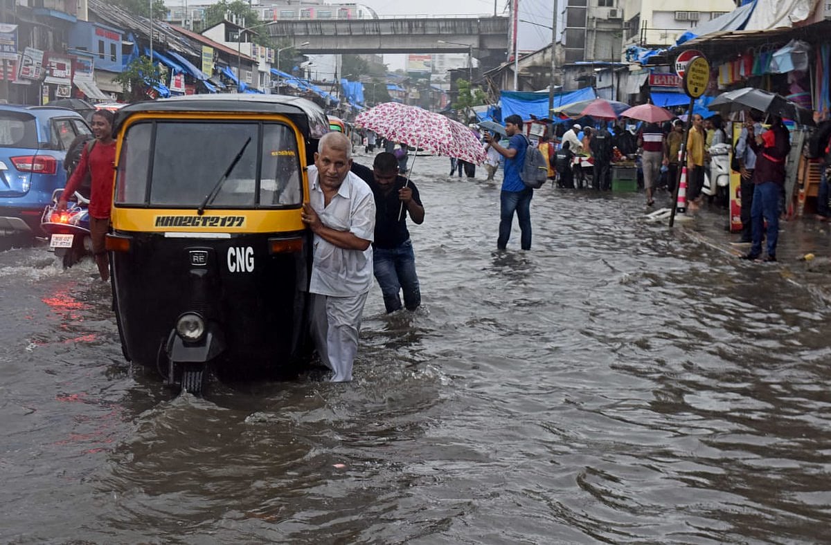 मुंबई बारिश LIVE: नवी मुंबई में भारी बारिश, पानी में खिलौने की तरह तैर रही हैं गाड़ियां
