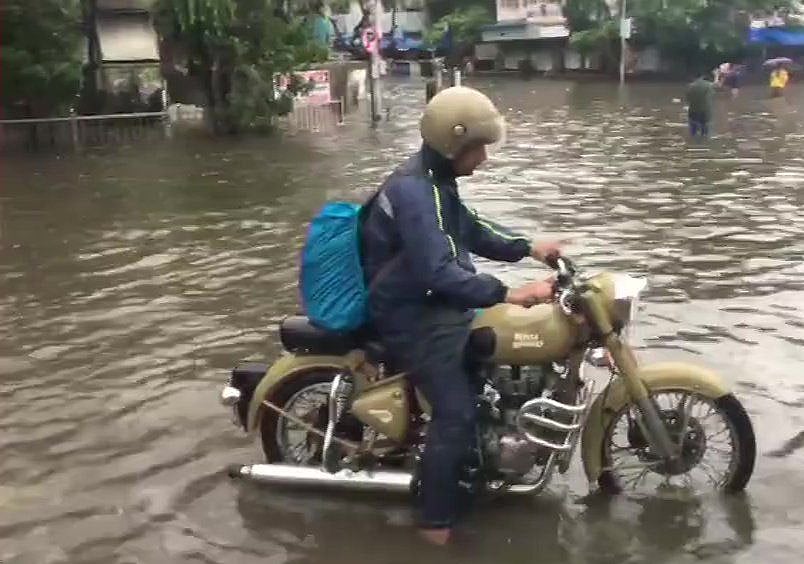 तस्वीरों में देखें बारिश से बेहाल मुंबई, सड़कों पर गाड़ियों की जगह मछलियां, एयरपोर्ट  और रेलवे ट्रैक भी डूबा