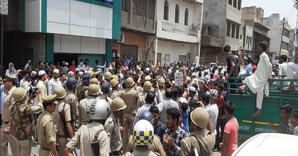 झारखंड मॉब लिंचिंग के विरोध में मेरठ के बाद आगरा में भी बवाल, पथराव के बाद पुलिस ने किया लाठीचार्ज