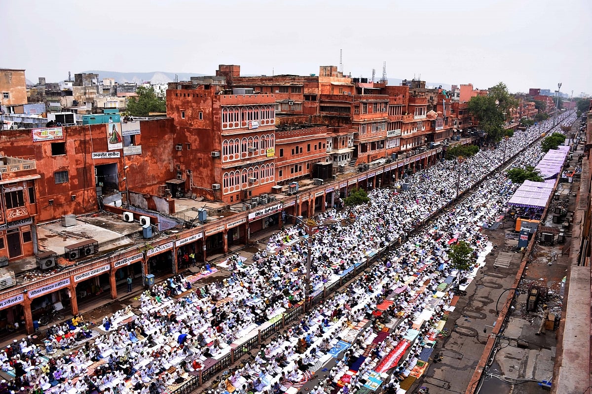 अलीगढ़: दो समुदायों के बीच टकराव खत्म करने की कोशिश, मौलाना ने सड़कों की जगह छतों पर नमाज पढ़ने का दिया आदेश