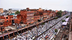 अलीगढ़: दो समुदायों के बीच टकराव खत्म करने की कोशिश, मौलाना ने सड़कों की जगह छतों पर नमाज पढ़ने का दिया आदेश