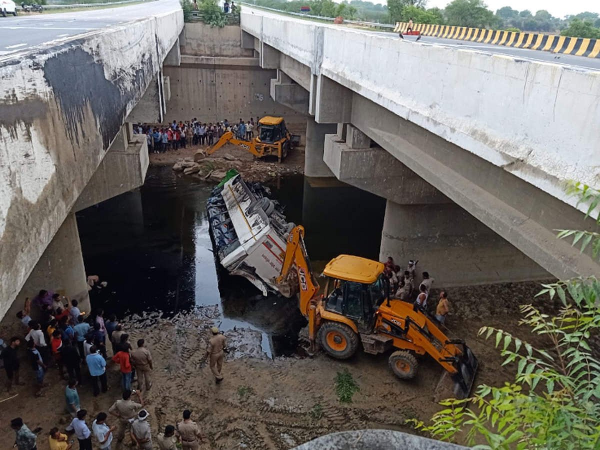 ड्राइवर, रूट और स्पीड को लेकर बड़ी  लापरवाही, आखिर यमुना एक्सप्रेस-वे पर 29 लोगों की मौत का जिम्मेदार कौन?