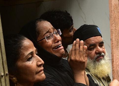 तस्वीरों में देखें मुंबई के डोंगरी में धराशायी हुई 4 मंजिला इमारत, हादसे के बाद मची चीख पुकार, करीब 50 लोग दबे