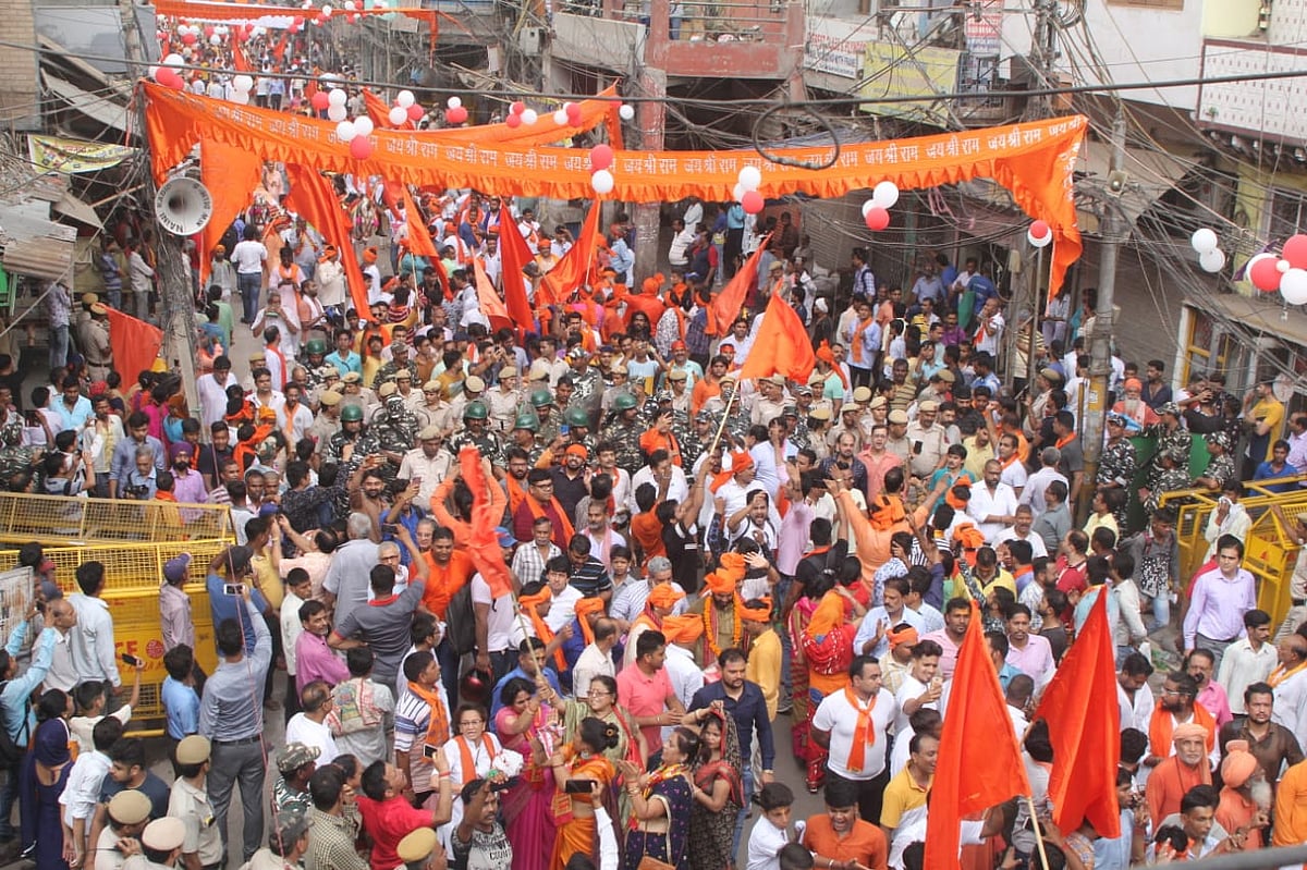 दिल्ली: हौज काजी में संप्रादायिक विवाद के बाद दिखी अनोखी तस्वीर, शोभा यात्रा में मुस्लिम समुदाय ने परोसा खाना