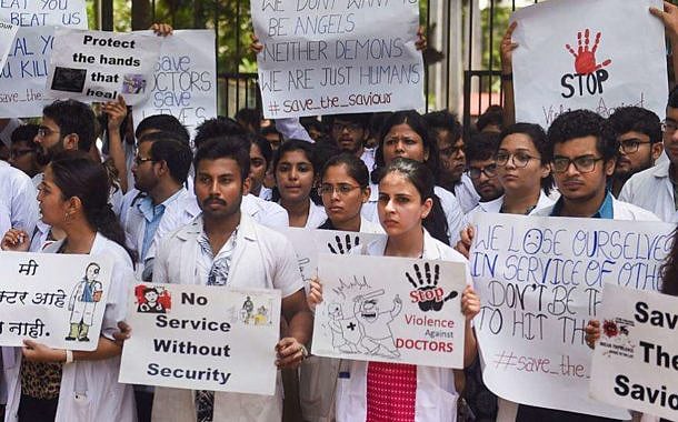 दिल्ली: मारपीट के खिलाफ हड़ताल पर हिन्दू राव के डॉक्टर, कहा- लिखित में मांगें पूरी हों, वरना नहीं करेंगे काम