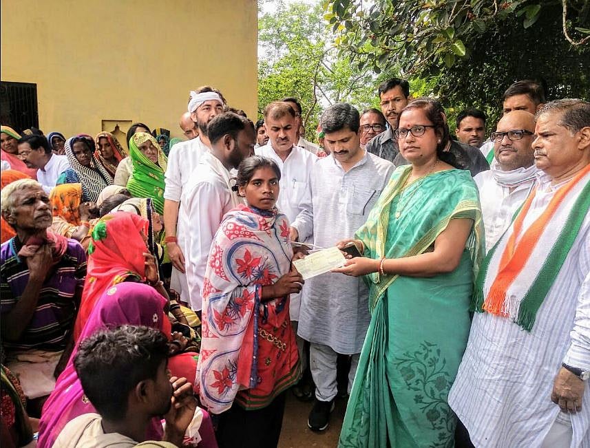 बड़ी खबर LIVE: सोनभद्र नरसंहार पीड़ितों को कांग्रेस नेताओं ने सौंपे चेक, प्रियंका गांधी ने किया था आर्थिक सहायता का ऐलान
