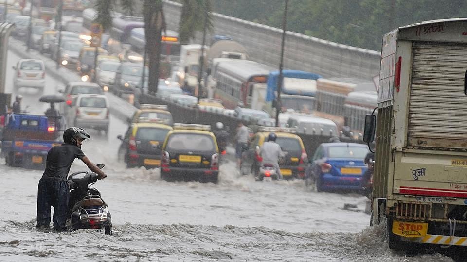 मुंबई में भारी बारिश के बाद सड़कों और रेलवे ट्रैक पर जमा हुआ पानी, 13 ट्रेनें रद्द, धीमी हुई लोकल की रफ्तार