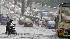 मुंबई में भारी बारिश के बाद सड़कों और रेलवे ट्रैक पर जमा हुआ पानी, 13 ट्रेनें रद्द, धीमी हुई लोकल की रफ्तार