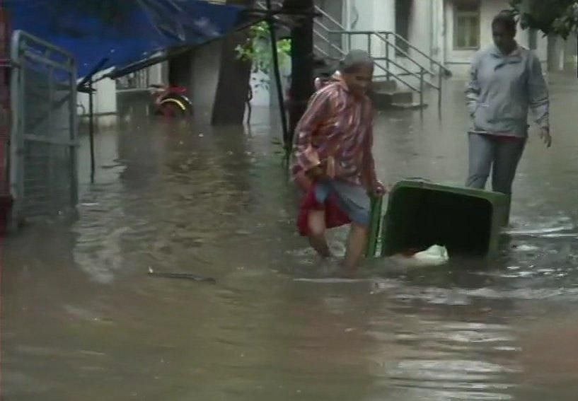 तस्वीरों में देखें मुंबई में भारी बारिश से लोग बेहाल, सड़कों से लेकर घरों तक पानी-पानी, रेलवे ट्रैक डूबा