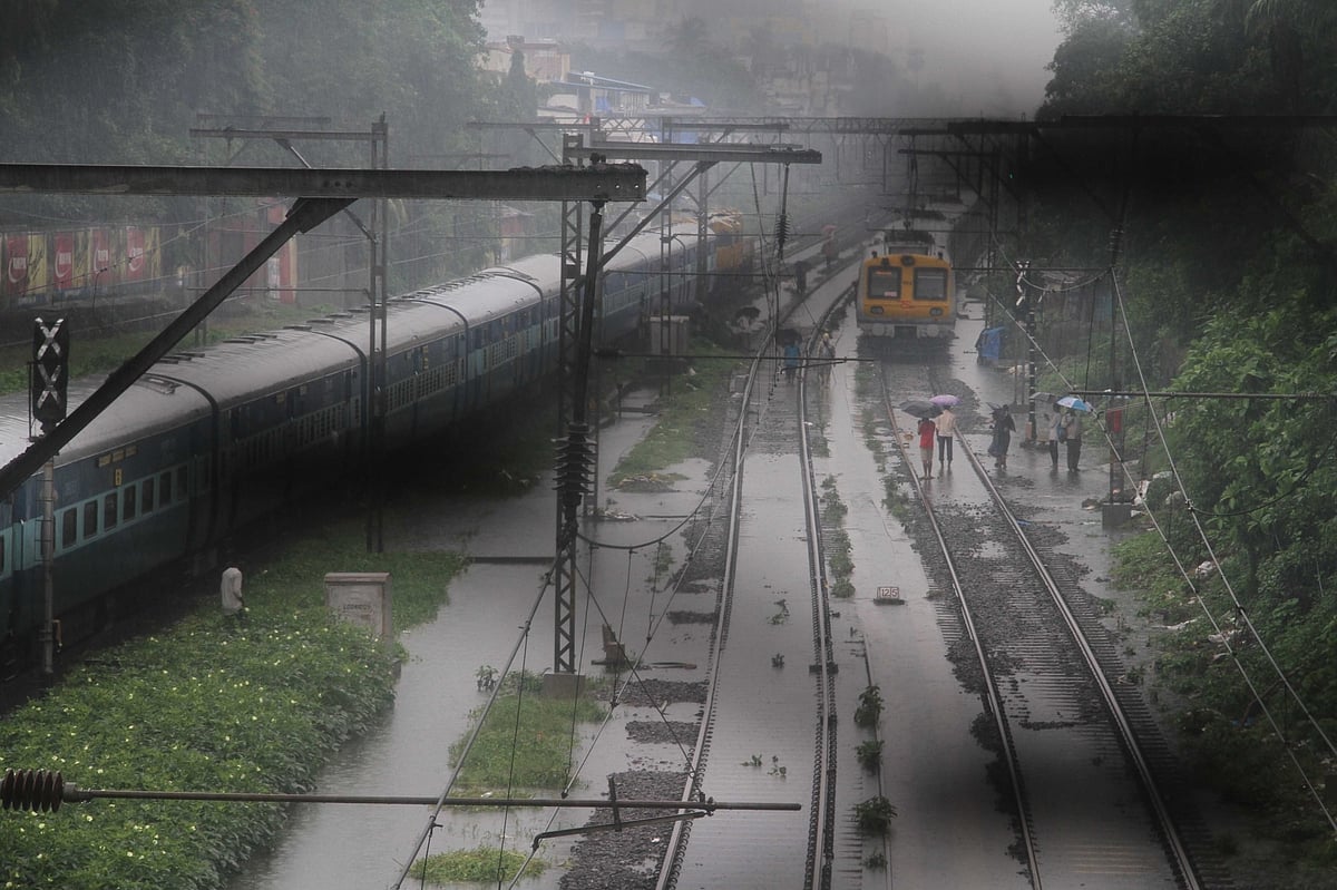 मुंबई में भारी बारिश से जनजीवन अस्‍त-व्‍यस्‍त, रेल और उड़ानें प्रभावित, रेड अलर्ट