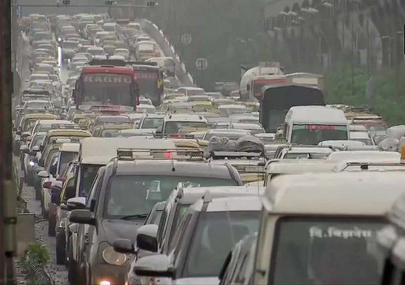 तस्वीरों में देखें मुंबई में भारी बारिश से लोग बेहाल, सड़कों से लेकर घरों तक पानी-पानी, रेलवे ट्रैक डूबा