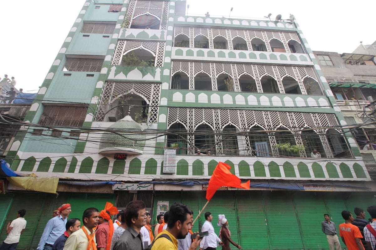दिल्ली: हौज काजी में संप्रादायिक विवाद के बाद दिखी अनोखी तस्वीर, शोभा यात्रा में मुस्लिम समुदाय ने परोसा खाना
