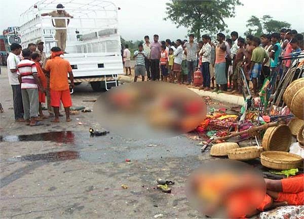 हरियाणा: पलवल में भीषण सड़क हादसे के बाद मची चीख पुकार, कांवड़ियों से भरी गाड़ी पलटी, 3 की मौत, 11 लोग घायल 