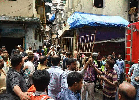 तस्वीरों में देखें मुंबई के डोंगरी में धराशायी हुई 4 मंजिला इमारत, हादसे के बाद मची चीख पुकार, करीब 50 लोग दबे