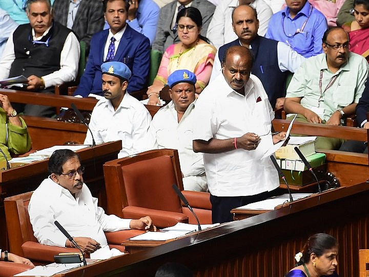 कर्नाटकः कांग्रेस विधायक को बंधक बनाए जाने की आशंका के बाद कल तक टला फ्लोर टेस्ट, बिफरे येदियुरप्पा धरने पर बैठे