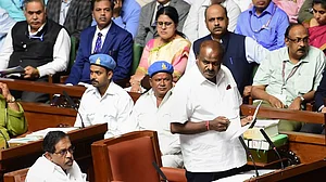 कर्नाटकः कांग्रेस विधायक को बंधक बनाए जाने की आशंका के बाद कल तक टला फ्लोर टेस्ट, बिफरे येदियुरप्पा धरने पर बैठे