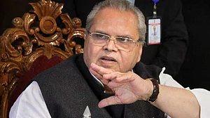 राज्यपाल मलिक ने पहले आतंकियों से कहा भ्रष्ट नेताओं की करो हत्या, बवाल मचने पर दी सफाई, बोले- गुस्से में कह दिया