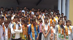 वीडियो: योगी राज में बीजेपी विधायक की ‘सियासी क्लास’ पहुंची स्कूल, बच्चों को दिलाई पार्टी की सदस्यता, मचा बवाल