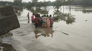 नवजीवन बुलेटिन: बाढ़ और बारिश से आधा देश बेहाल, बिहार और असम में अब तक 200 लोगों की मौत, देखिए 4 बड़ी खबरें