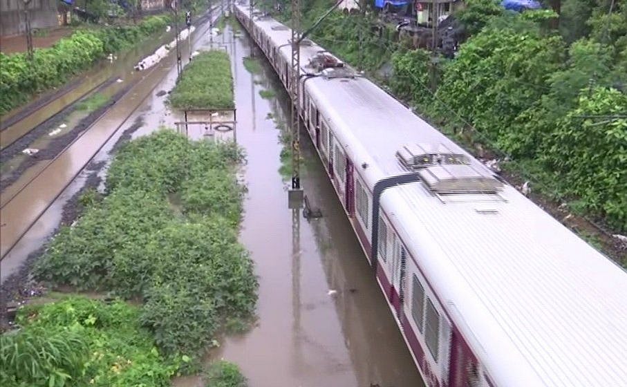 मायानगरी में आफत की बारिश, कई इलाकों में घुटनों तक भरा पानी, रेल और हवाई यात्रा भी प्रभावित