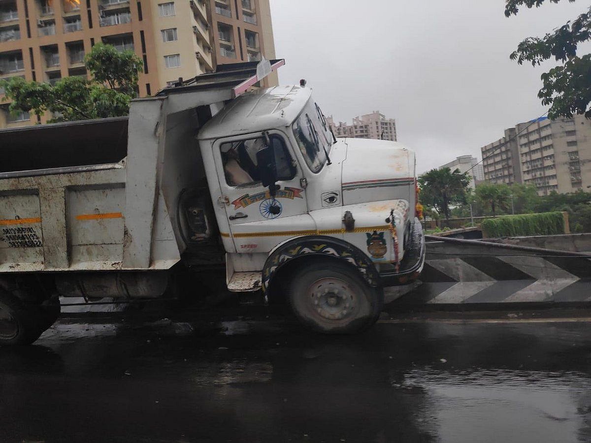 मुंबई बारिश LIVE: नवी मुंबई में भारी बारिश, पानी में खिलौने की तरह तैर रही हैं गाड़ियां