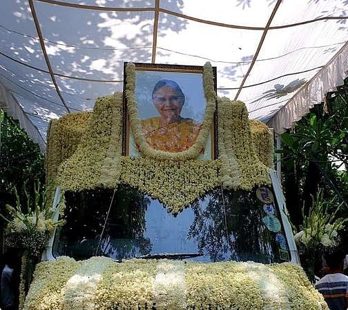 पंचतत्व में विलीन हुईं शीला दीक्षित, दिल्ली के निगम बोध घाट पर राजकीय सम्मान के साथ हुआ अंतिम संस्कार