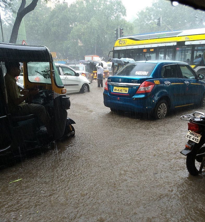 मुंबई बारिश LIVE: नवी मुंबई में भारी बारिश, पानी में खिलौने की तरह तैर रही हैं गाड़ियां