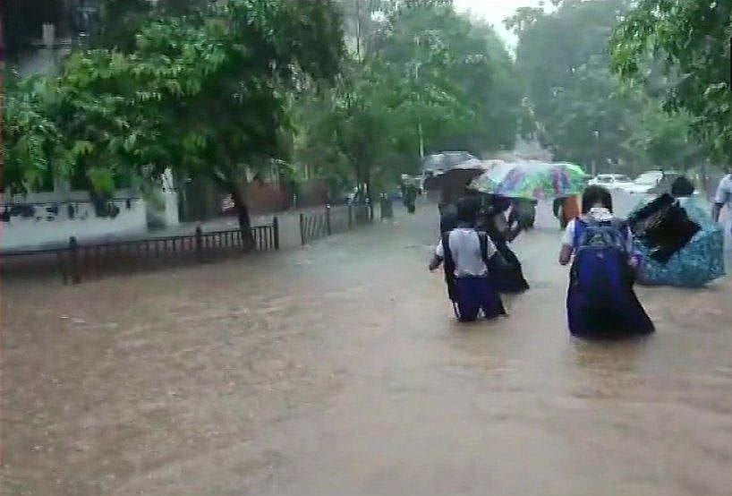 तस्वीरों में देखें मुंबई में भारी बारिश से लोग बेहाल, सड़कों से लेकर घरों तक पानी-पानी, रेलवे ट्रैक डूबा